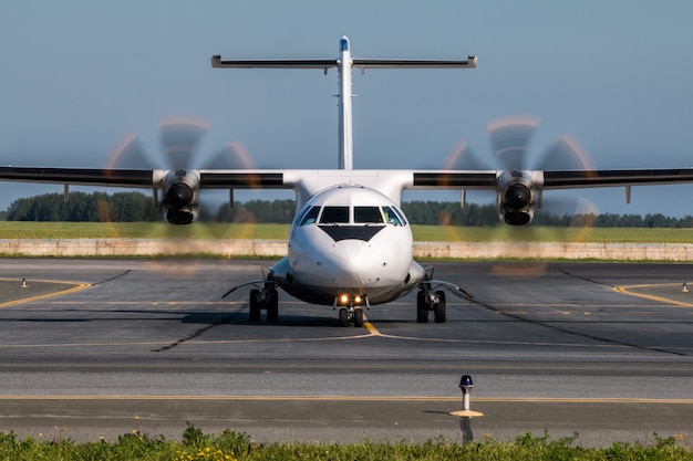 Taxiando avião turboélice na pista