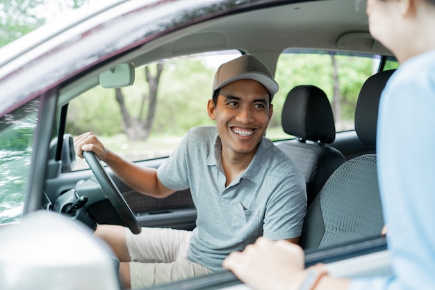 Taxifahrer wählen einen Kunden aus, wenn sie nach dem Ziel fragen