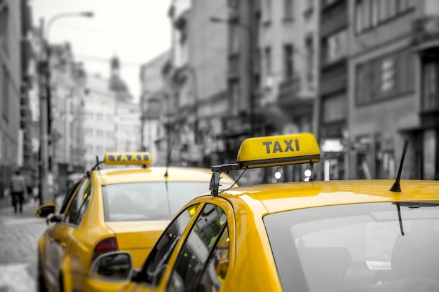 Foto taxis amarillos en la calle en el centro de la ciudad