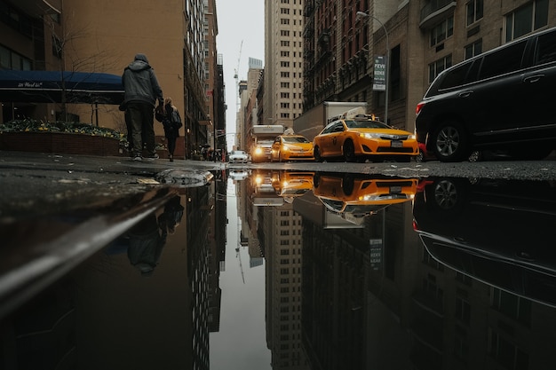 Taxis spiegelt sich in einer pfütze wasser