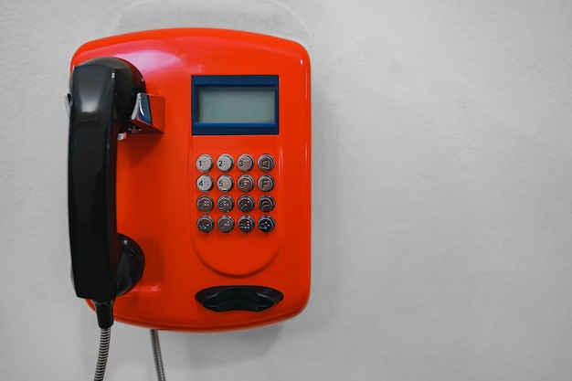 Taxofone de telefone de parede vermelha em fundo cinza