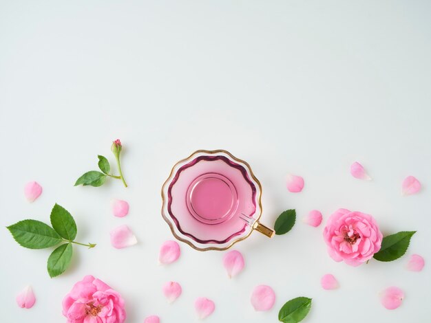 taza con aceite extraído de rosas