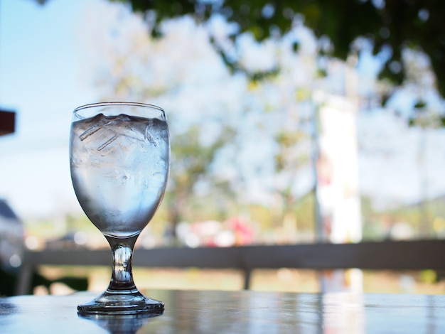 Foto taza de agua potable en la cafetería