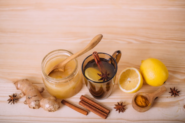 Taza de agua tibia con limón, miel, jengibre, canela y anís.