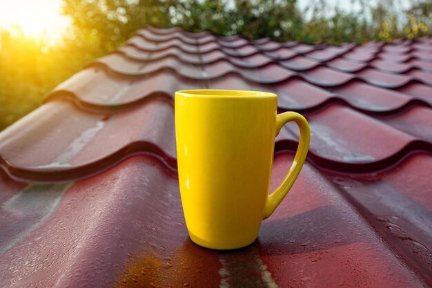 Foto una taza amarilla de café caliente en un día de otoño