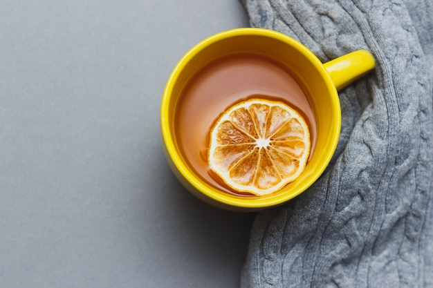 Taza amarilla iluminadora o taza de té con limón