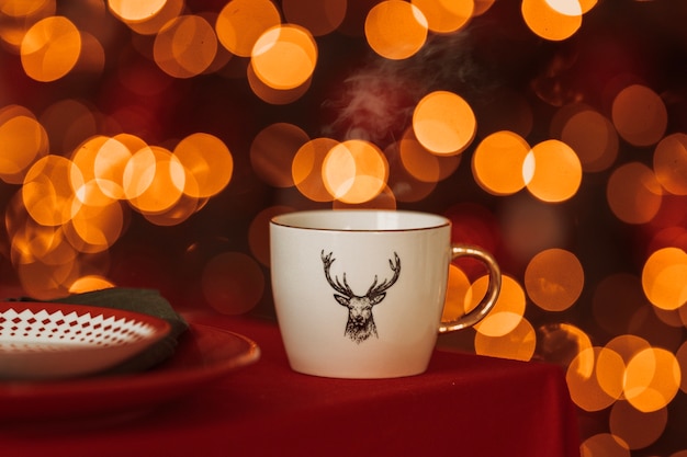 taza en ambiente navideño