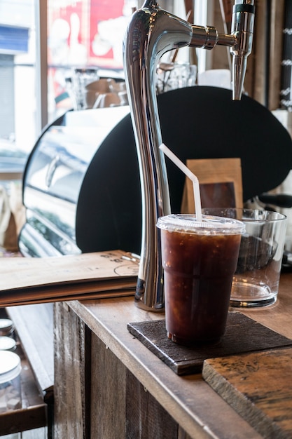 una taza de americano en la cafetería