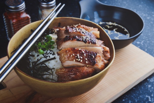 Taza de arroz con pollo a la parrilla al estilo japonés.