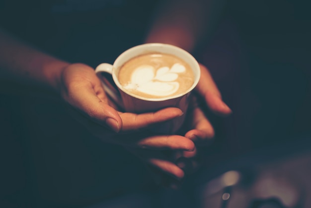 Taza de arte de latte de café en la cafetería