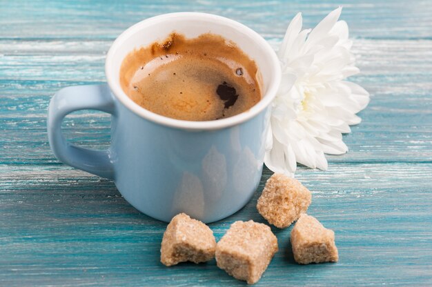 Taza azul de café negro