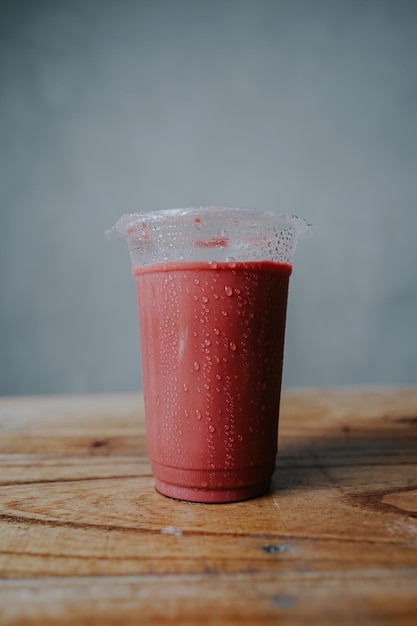 Foto una taza de batido con una bebida roja