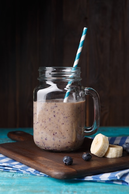 taza con batido con paja