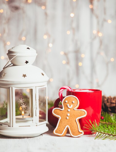 Taza de bebida de chocolate caliente con galletas y dulces. Postre navideño