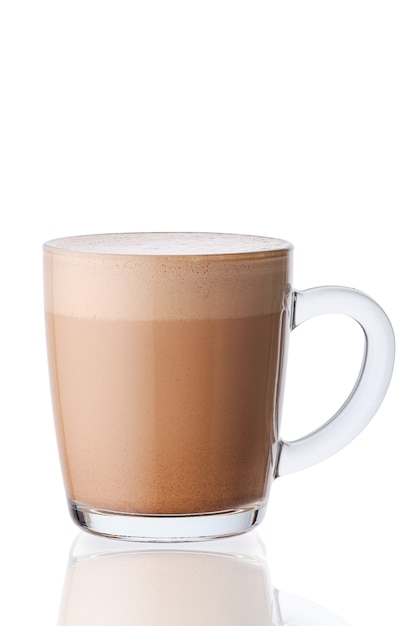 Taza de bebida de chocolate caliente en vidrio transparente aislado sobre superficie blanca