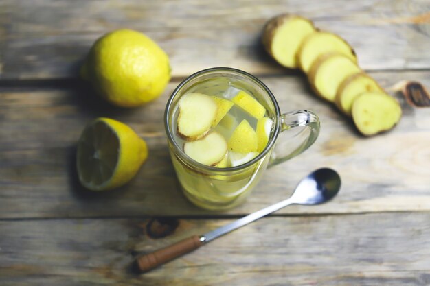 taza con bebida de miel, limón y jengibre