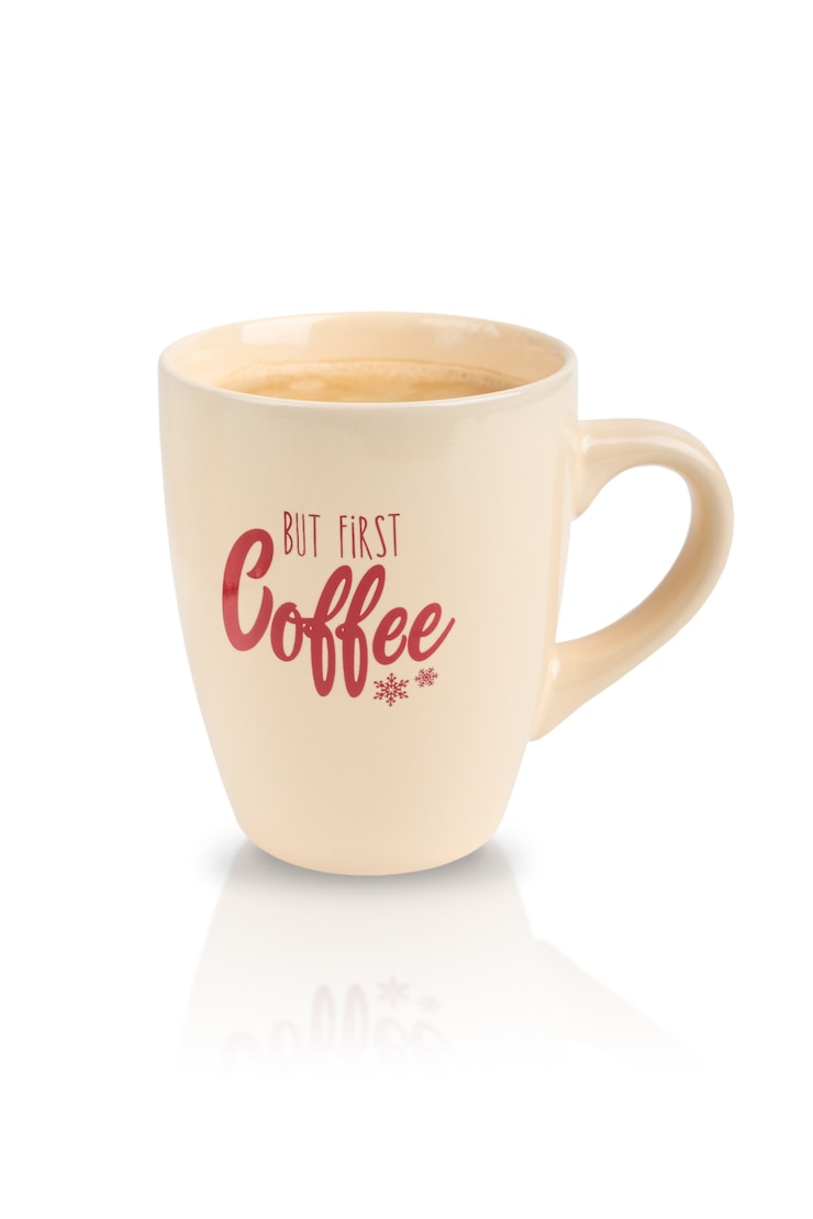 Foto taza beige con letras rojas llenas de café aislado sobre fondo blanco.