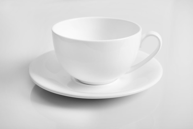 Taza blanca aislada en blanco