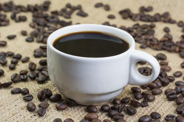 Taza blanca con bebida de cafe