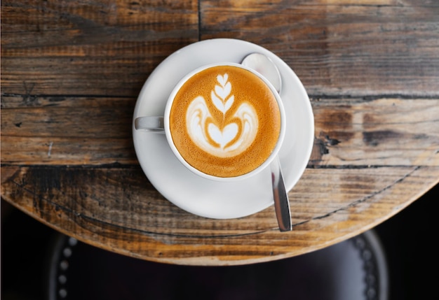 Taza blanca de café capuchino en backgroundxA