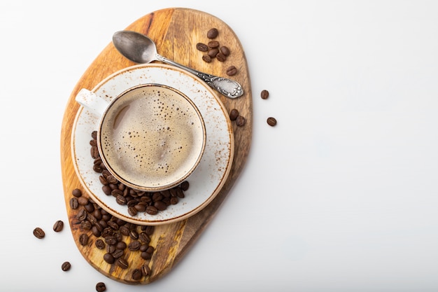 Taza blanca con café capuchino.