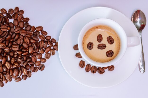 Taza blanca con café y cereales integrales. Vista desde arriba. Fondo blanco