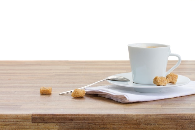 Taza blanca con café espresso recién hecho en blanco