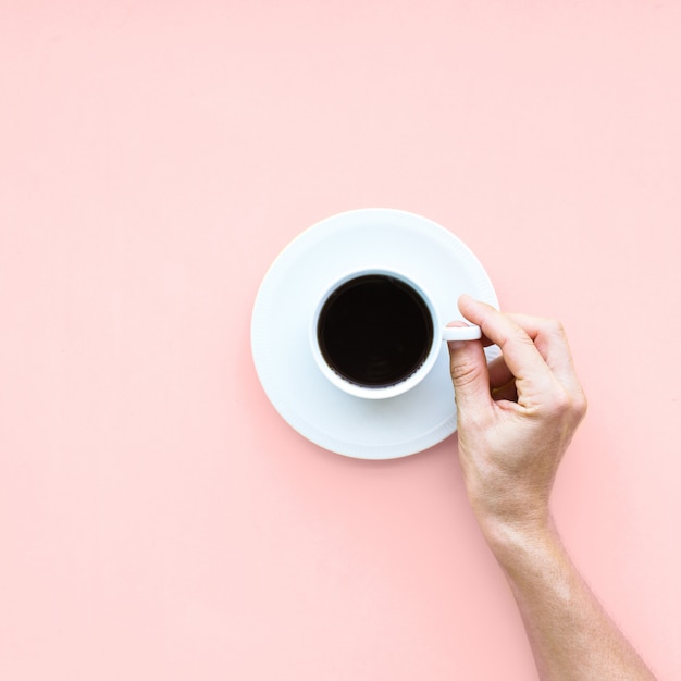 Taza blanca de café fresco, alimentos no saludables, tapa