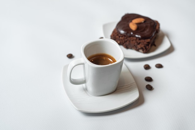 Taza blanca de café negro aislado sobre fondo blanco con trazado de recorte