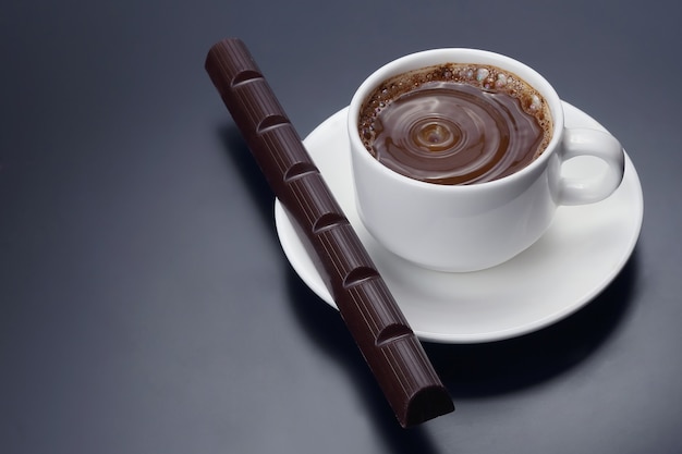 Taza blanca de café negro con chocolate