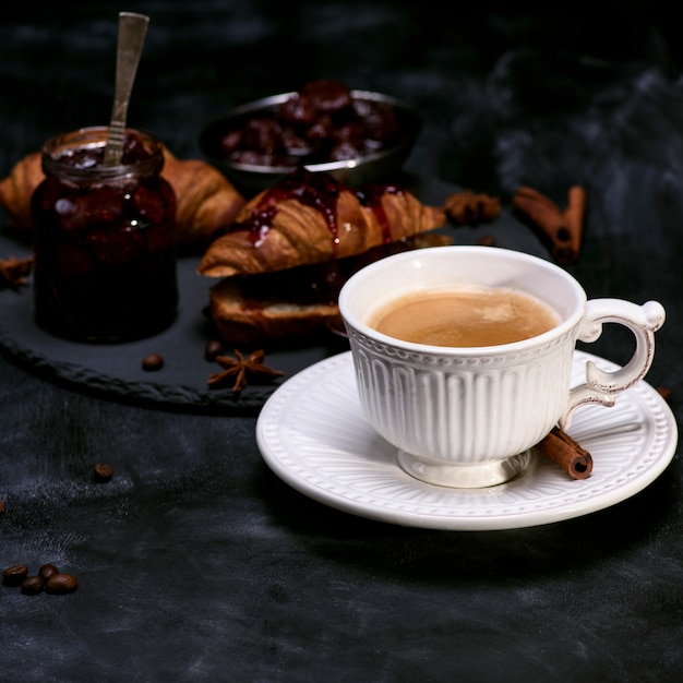 Taza blanca con café negro.