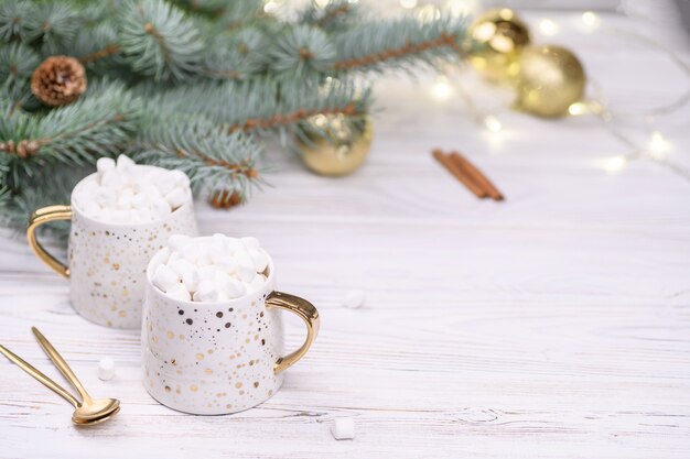 Taza blanca de capuchino o cacao con árbol de navidad