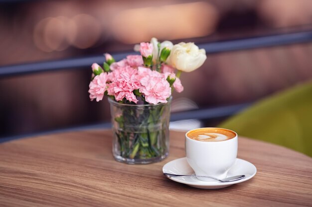 taza blanca de capuchino