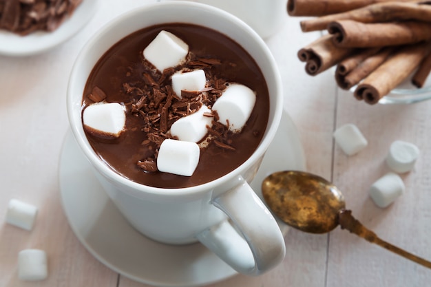 Taza blanca de chocolate caliente con malvavisco