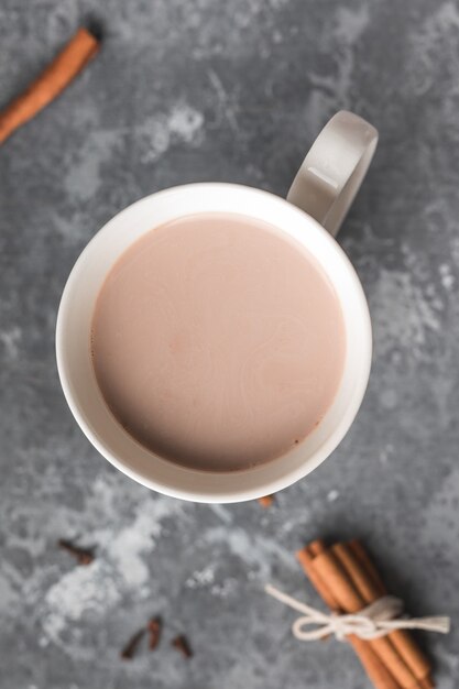 Una taza blanca de chocolate caliente en la mesa