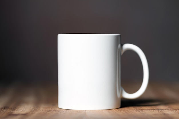 Taza blanca en el escritorio