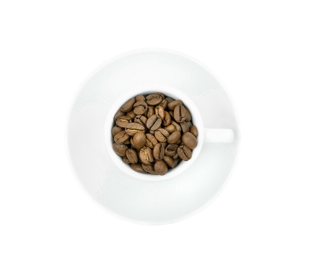 Una taza blanca con granos de café se aísla en un fondo blanco. Vista superior