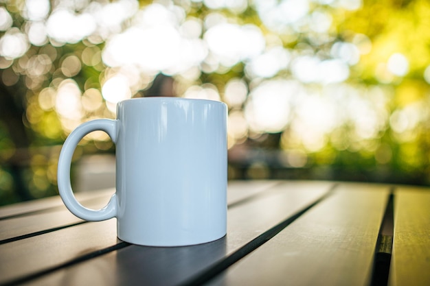 taza blanca en la mesa