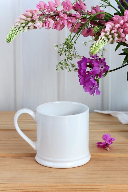 Taza blanca sin patrón en un espacio de copia de maqueta de mesa de madera