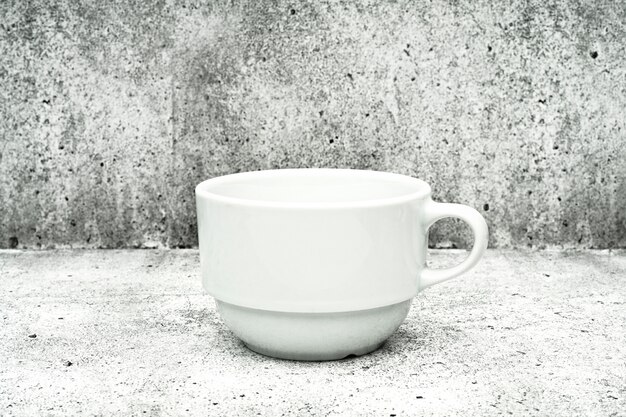 Foto taza blanca sobre un fondo claro
