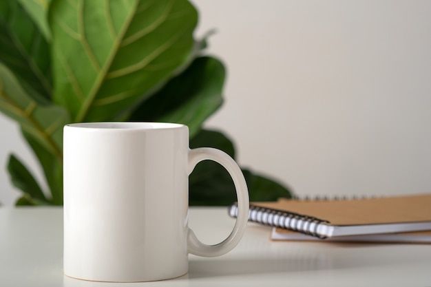 taza blanca sobre una mesa en un interior minimalista