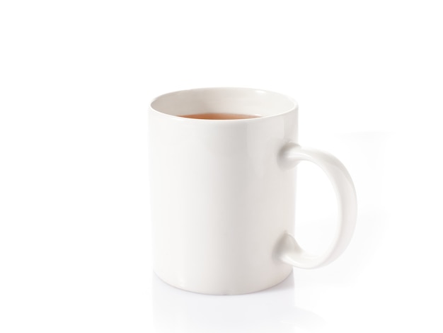 Taza blanca con té aislado sobre fondo blanco.