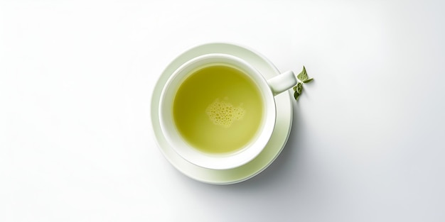 Taza blanca con té matcha tradicional japonés de color verde