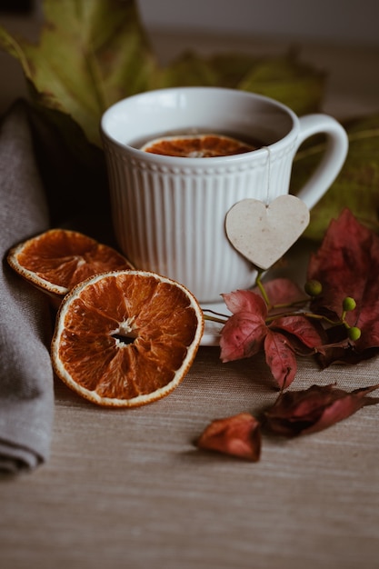 Foto taza blanca de té otoño bodegón