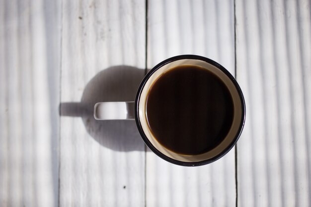 Taza blanca vista superior con espacio de copia en la mesa blanca