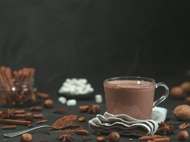 Taza de cacao con chocolate caliente en el espacio de copia de la mesa negra