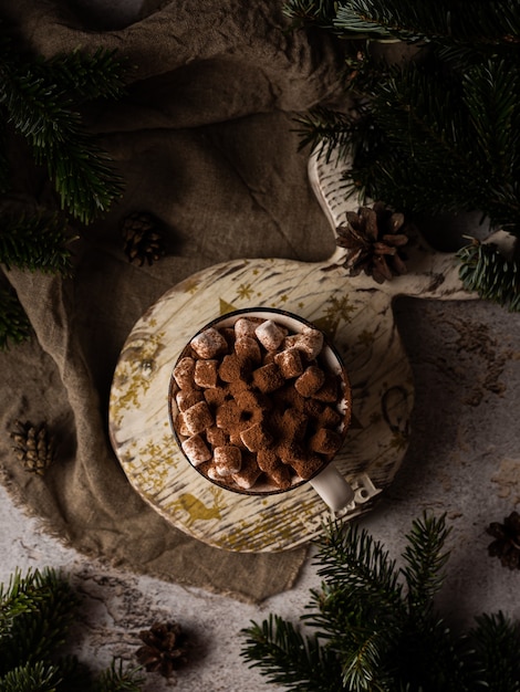 Taza de cacao decorada con malvavisco