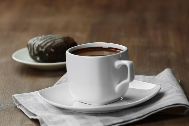 Taza de cacao con galleta en una mesa de madera