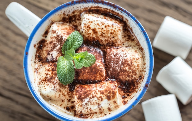 Taza de cacao con malvaviscos y cacao en polvo