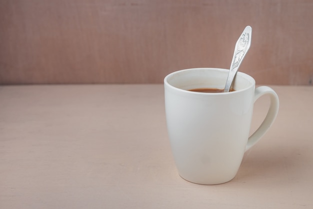 Foto taza de cacao en una mesa de madera.